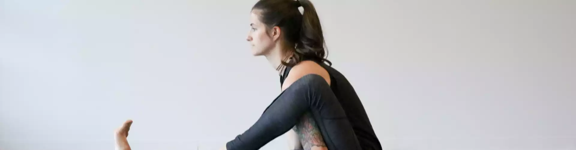 Yoga restaurativo: relajación a través de la respiración - Online Class by Sera Melini