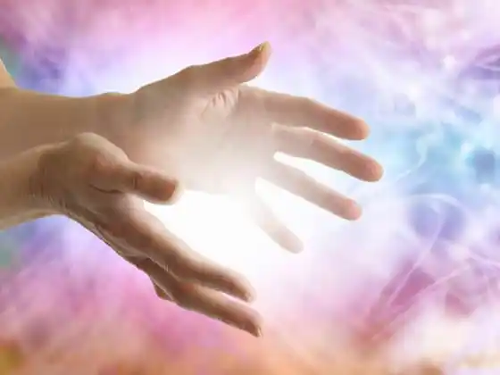 Belajar Merasakan dan Membaca Energi Chakra Anda